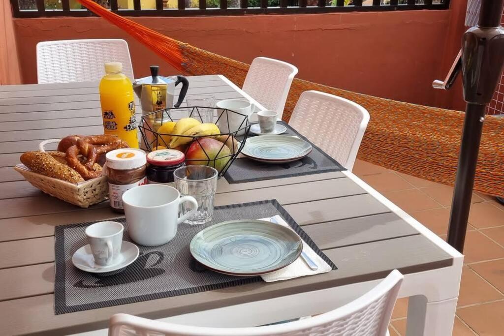 קורלחו Appartamento Bouganville Con Terrazza E Piscina מראה חיצוני תמונה